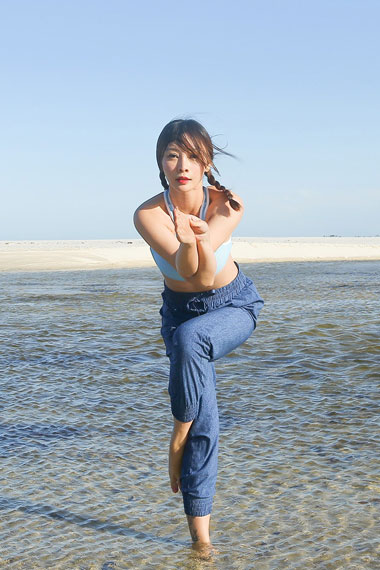 柳岩海滩练瑜伽 金鸡独立显好身材