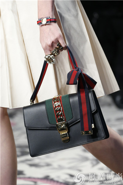 包包评测：实测Gucci Sylvie手袋 连肩带都这么美难怪卖断货(下)