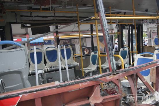 直击昆明公交车连环爆炸案现场车辆完全被炸毁